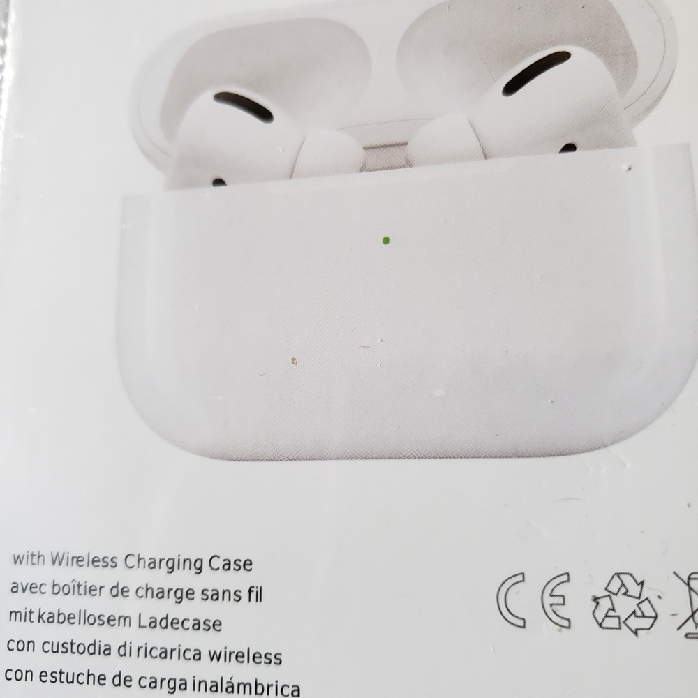 Apple White Earbud Headphones with Wireless Charging Case